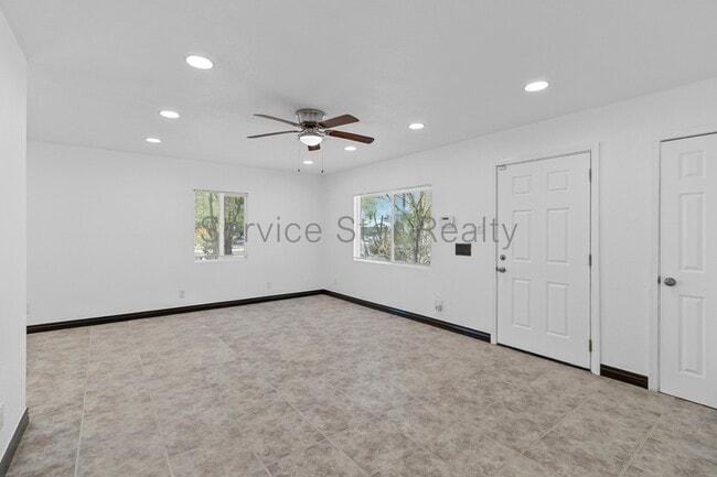 Building Photo - 4301 N 15th Dr