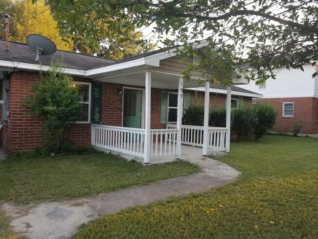 Front View &amp; Patio - 109 Astor St