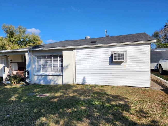 Building Photo - 349B HICKORY HEIGHTS - 2BD-1BA Near APSU and Downtown!!!