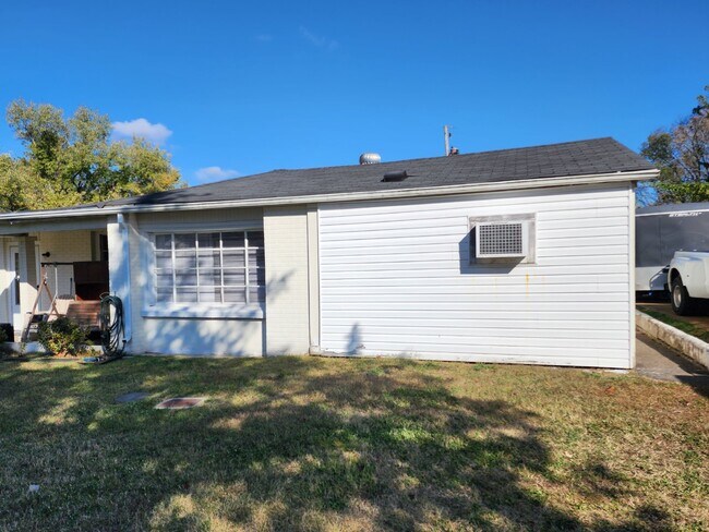 Foto del edificio - 349B HICKORY HEIGHTS - 2BD-1BA Near APSU and Downtown!!!
