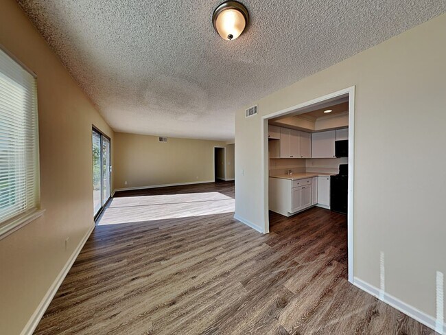 Building Photo - 14968 Cliffrose Ct
