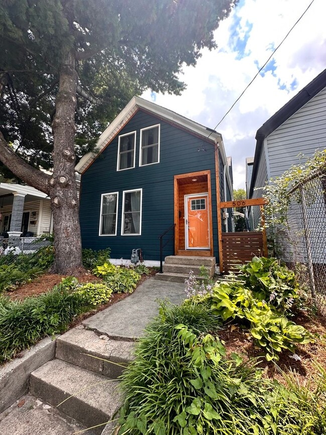 Historic Charm Meets Modern Comfort in Shelby Park - Historic Charm Meets Modern Comfort in Shelby Park House