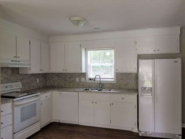 Foto del edificio - Brick Home in Goose Creek