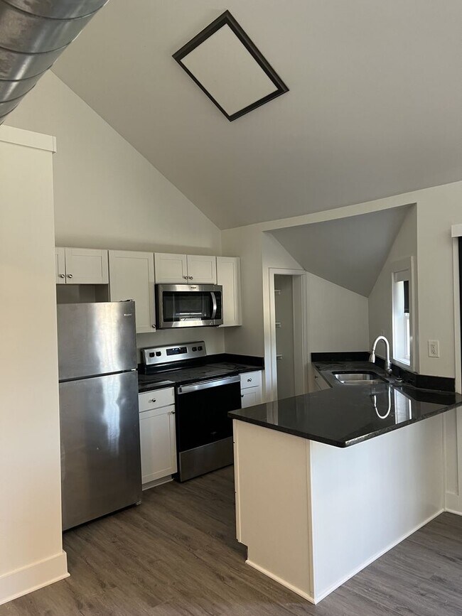 Foto del edificio - Lakefront Luxury Awaits: Modern 2BR with Private Dock & Pool