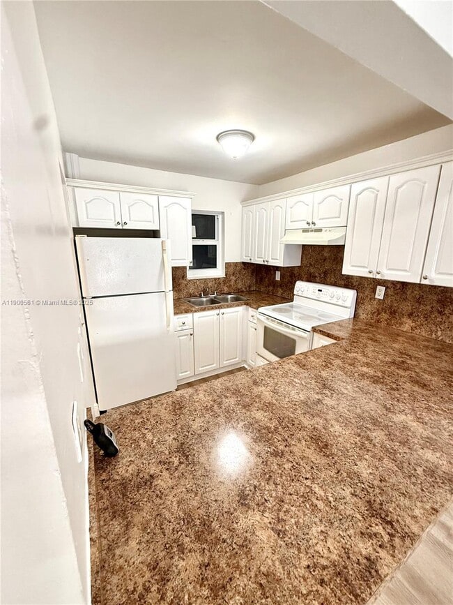 Foto del edificio - 2400 NW 16th St Rd