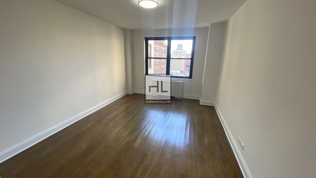 Building Photo - 5 AVENUE