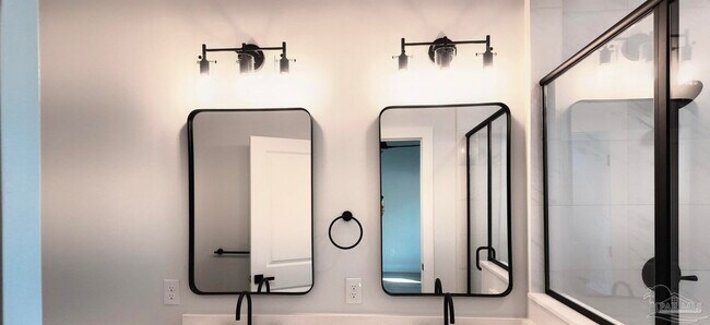 Building Photo - 315 N Pace Blvd