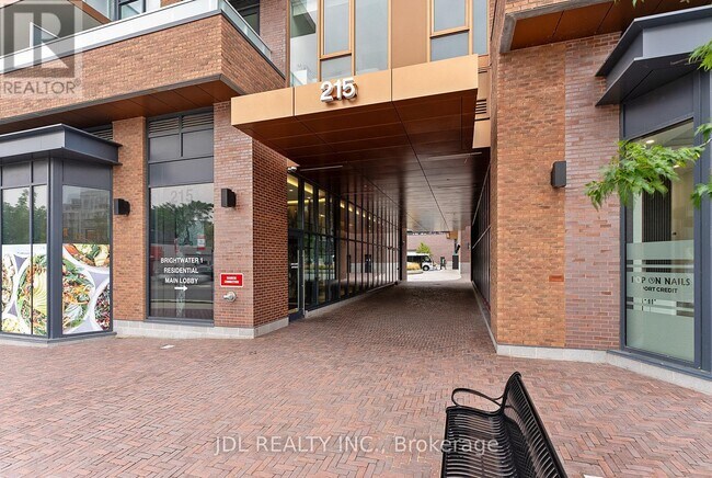 Photo du bâtiment - 215-215 Lakeshore Rd W