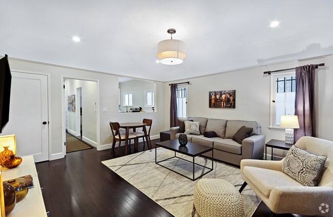 Building Photo - 1118 Poinsettia Dr