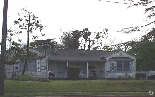 Foto principal - 7400-7408 Louise Ave