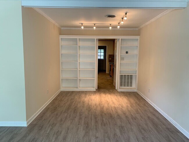 Foto del edificio - 1300 Garden Crest Cir