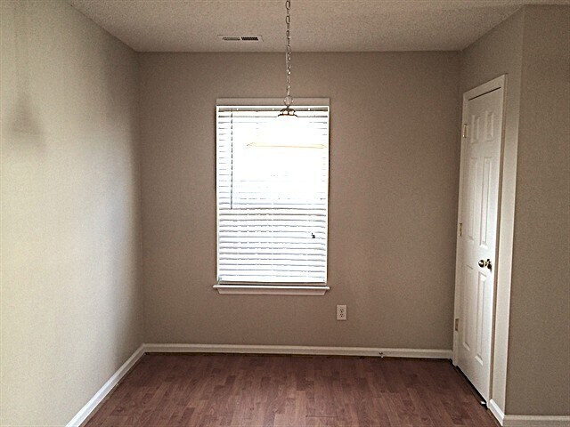 Foto del edificio - 208 Julian Pond Ln