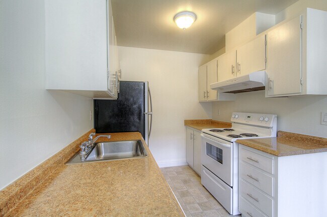 Building Photo - 6233 Montecito Blvd