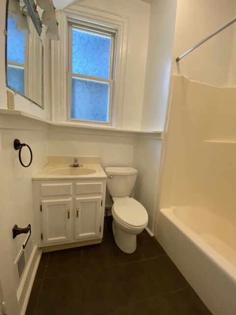 Bathroom with large closet - 1129 N Euclid Ave