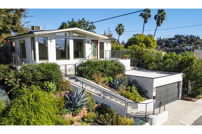 Foto del edificio - 2484 Armstrong Ave