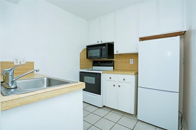 Building Photo - 5238 Arboles Dr
