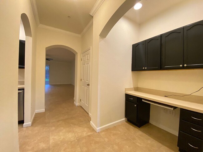 Building Photo - 3 Bedroom, 2.5 Bath Townhome with One Car ...