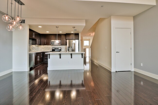 Building Photo - LUXURIOUSLY APPOINTED 3 BEDROOM / 3 BATH CONDO IN DOWNTOWN SJ