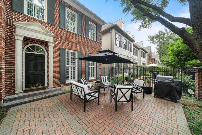 Foto del edificio - 5136 Chevy Chase Dr