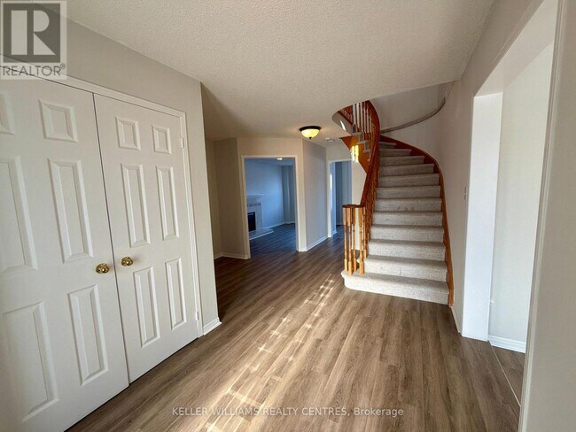 Photo du bâtiment - 302 Livingstone St W