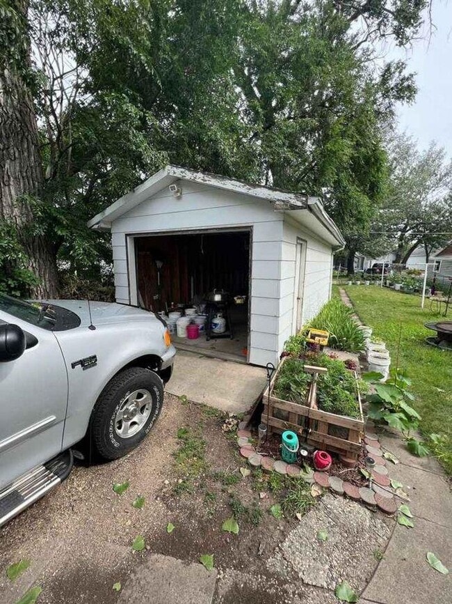 Building Photo - Fully furnished 3 bedroom 1 bathroom house!