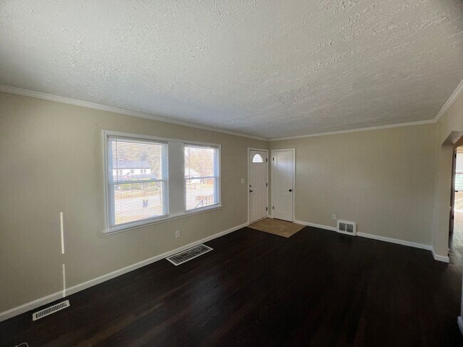 Foto del edificio - Move-In Ready 3-Bed Home with Downstairs B...