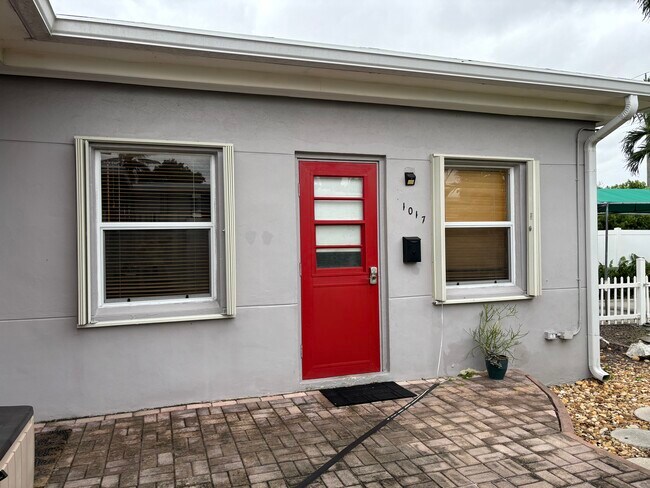 Puerta principal - 1017 N 16th Ct