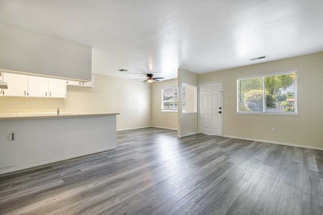Building Photo - 1229 W Roseburg Ave