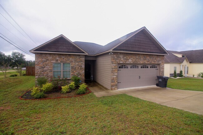 Foto del edificio - Newer 3 bedroom, 2 bath Phenix City Home w...