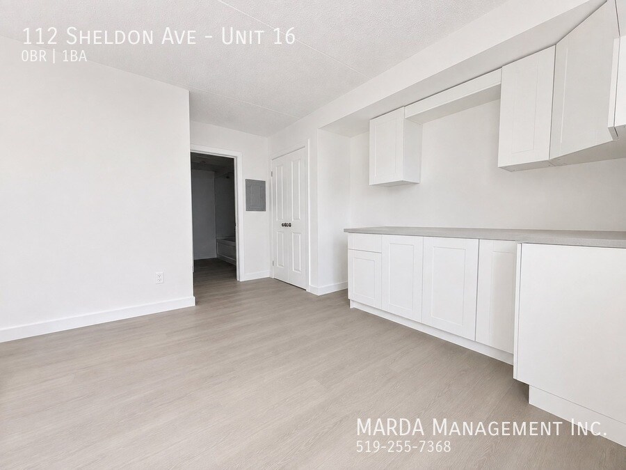 Building Photo - NEWLY RENOVATED BACHELOR UNIT IN CHATHAM + HYDRO!