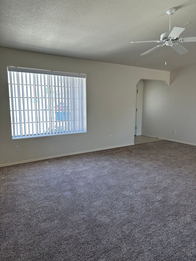 Building Photo - Available now - Unfurnished Long Term House