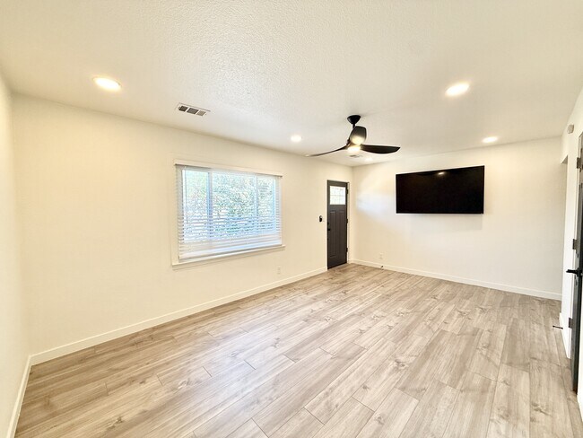 Foto del edificio - 2442 Mountain View Dr