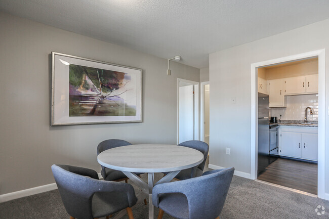 Unit 210 dining area - Lakeview Gardens