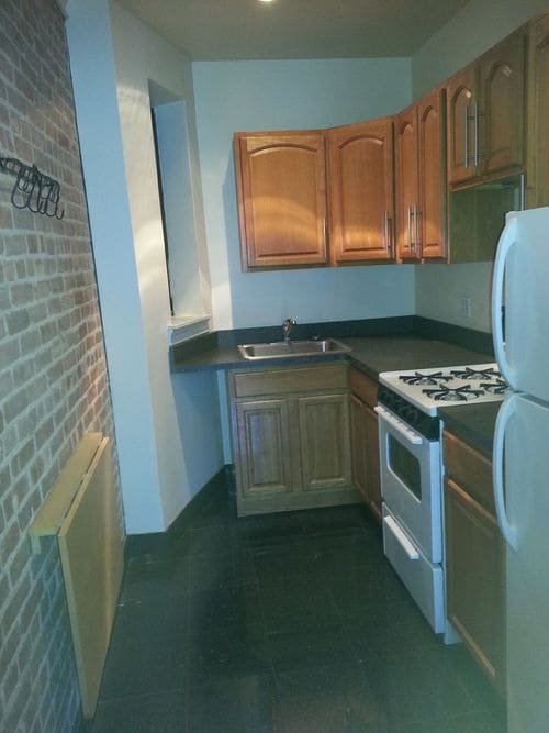 Building Photo - 422 E 83rd St