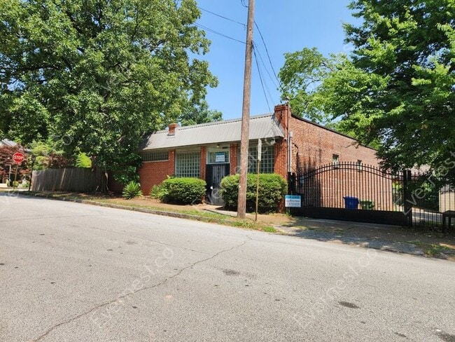 Building Photo - 1112 Delaware Ave SE