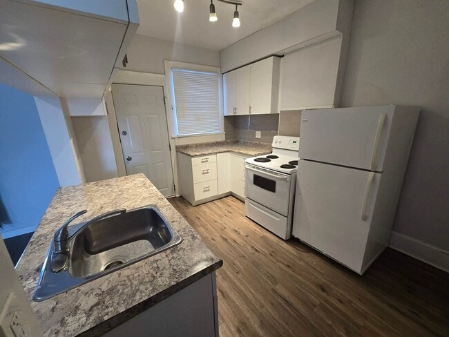 Building Photo - 473 Aikins St