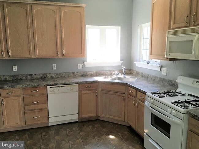 Building Photo - 8 Hemlock Ln