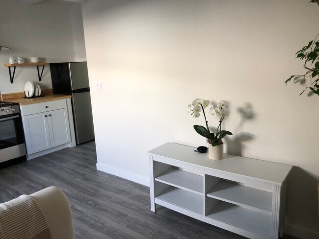 Kitchen and living room - 680 Rosal Way