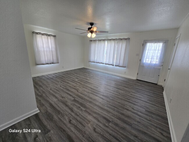 Foto del edificio - 1906 S Washington St