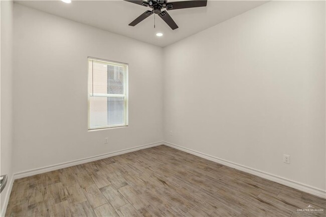 Building Photo - 900 E Redbud Ave