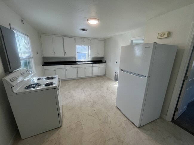 Building Photo - 929 Biemeret St