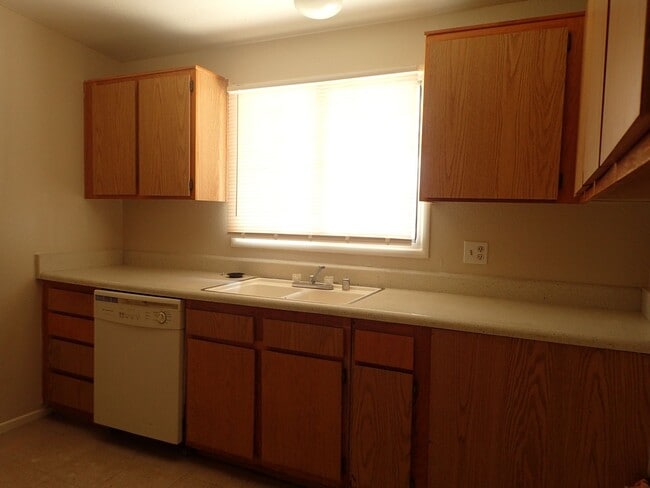 Building Photo - 3 bd 1 ba