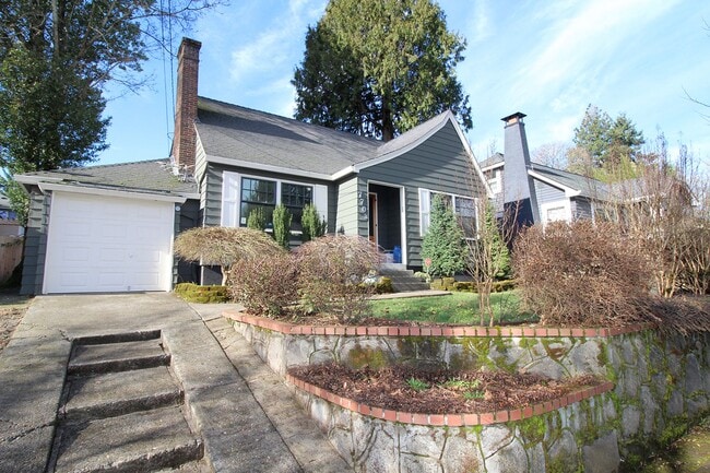 Building Photo - Spectacular 3 Bed English Tudor in the Perfect Sellwood-Moreland Location!