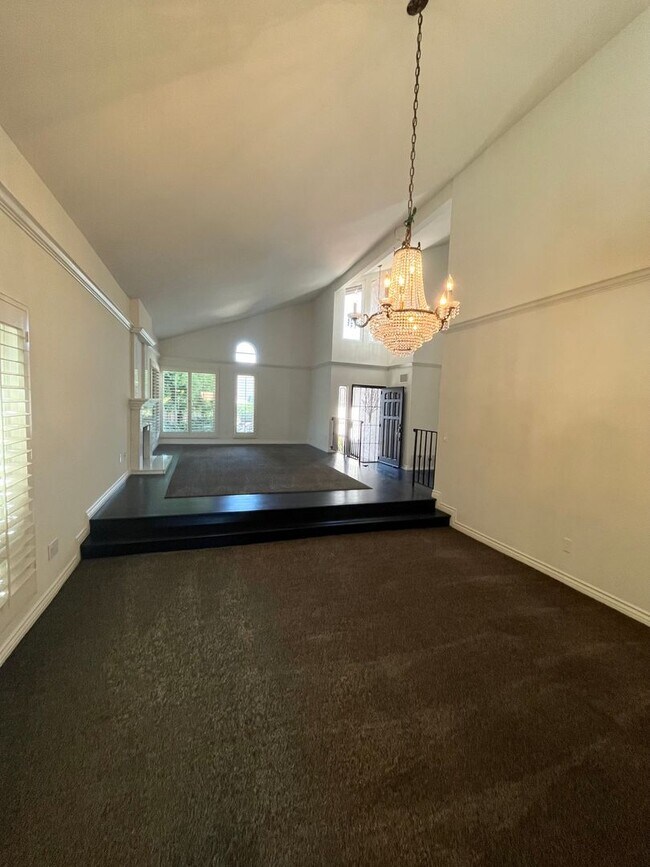 Building Photo - Stunning 4 BD/3 BA Single Family Home in U...