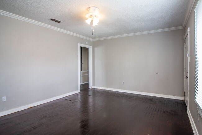 Building Photo - Updated 3/1 in Central Lubbock!!