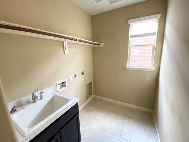Foto del edificio - 4526 Brant Crossing Dr