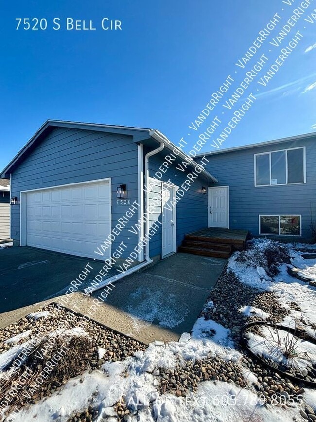 Building Photo - Gorgeous 4 Bedroom 2 Bathroom House with F...