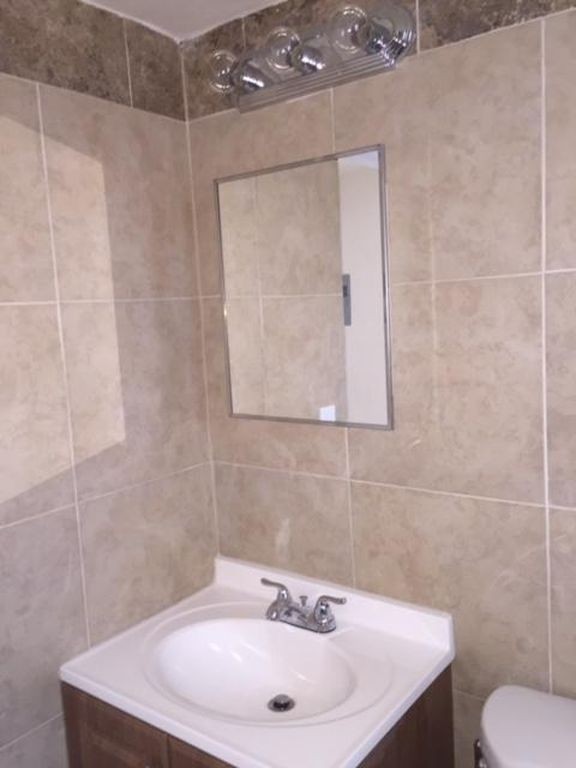Building Photo - Renovated 2 Bedroom - Downtown