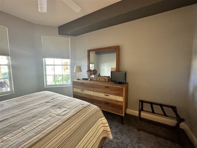 Foto del edificio - Terrific Lake Village Condo