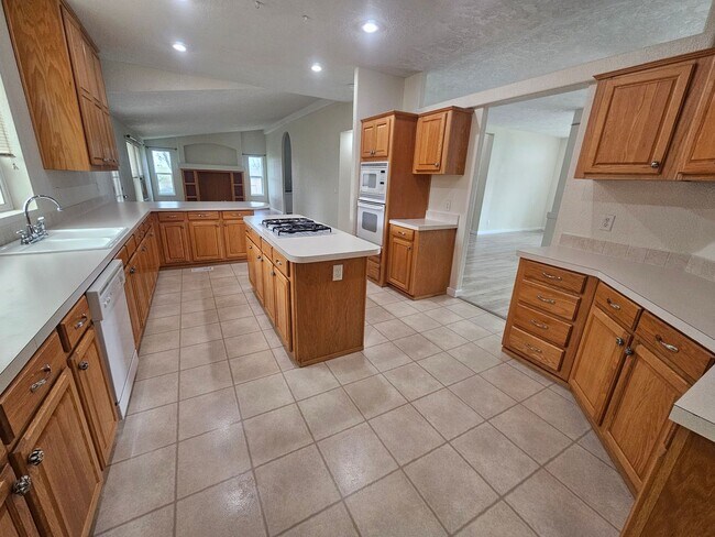 Building Photo - Spacious Home on 5 Acres For Rent!